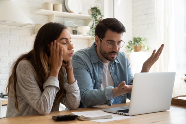 shutterstock_couplepharmaciebanque